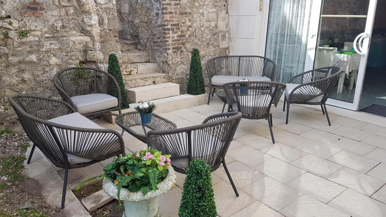 Hotel De La Tour Pont-de-lʼArche Kültér fotó