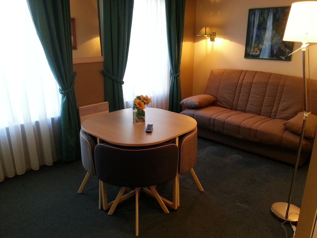 Hotel De La Tour Pont-de-lʼArche Kültér fotó